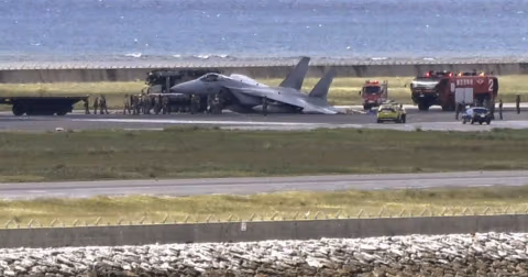 Landasan Pacu Naha Ditutup: Jet Tempur F-15 JASDF Alami Kerusakan Usai Misi Siaga