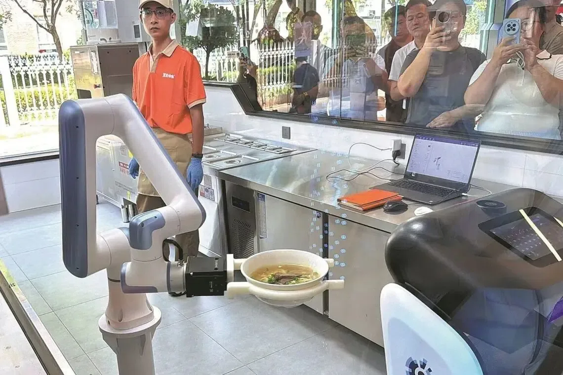 Robot Masak Mi di Beijing: Dari Tepung ke Meja dalam 3 Menit, Bisnis Kuliner Otomatis Mulai Diuji