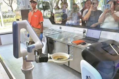 Robot Masak Mi di Beijing: Dari Tepung ke Meja dalam 3 Menit, Bisnis Kuliner Otomatis Mulai Diuji