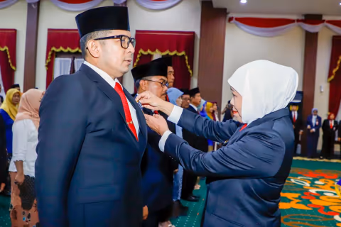 Khofifah Sematkan Satyalancana ke 467 ASN Jatim, Tekankan Inovasi sebagai Ukuran Pengabdian