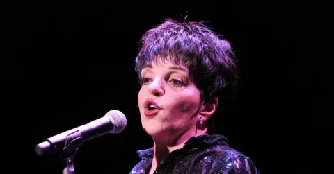Liza Minnelli Buka Suara: 'Self-Medicated to Foggy Perfection' Sebelum Rehab Pertama