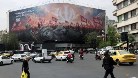 Perang Lebih Aman daripada Damai: Mengapa Rezim Iran Menolak Gencatan Senjata