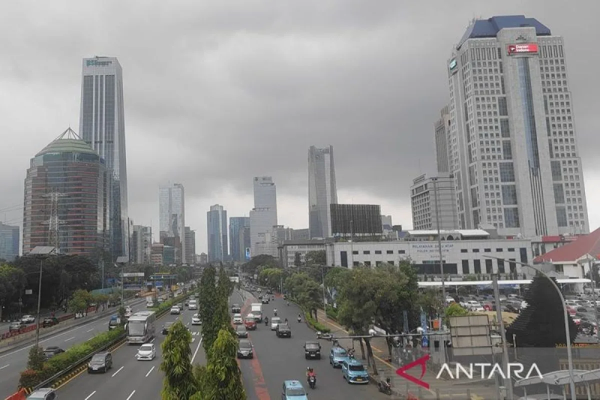 BMKG: Mayoritas Kota Besar Cerah Berawan, Waspada Bibit Siklon 95W Picu Hujan Lebat