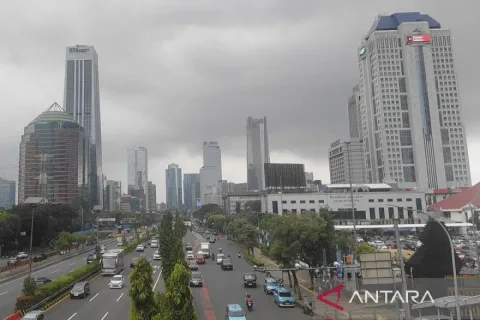 BMKG: Mayoritas Kota Besar Cerah Berawan, Waspada Bibit Siklon 95W Picu Hujan Lebat