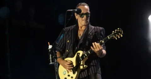 Kanker Kambuh, Gitaris Def Leppard Vivian Campbell Tetap Melaju: 'Hidup untuk yang Hidup'
