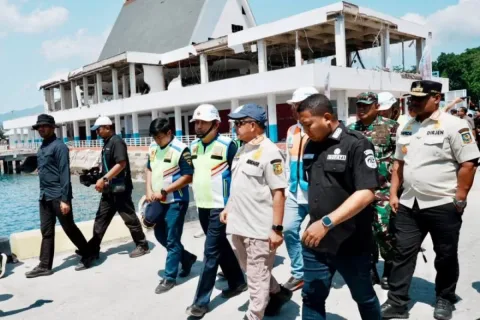 Mendagri Tinjau Pelabuhan Maumere Pascagempa, Pastikan Operasional Tetap Jalan