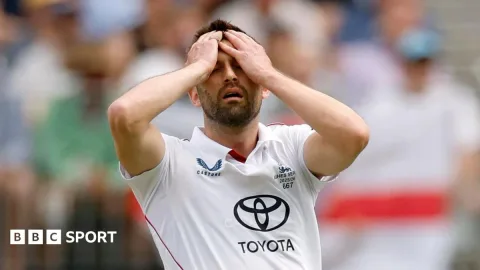 Mark Wood Sesali Performa di Ashes: 'Kami Seharusnya Menang di Perth'