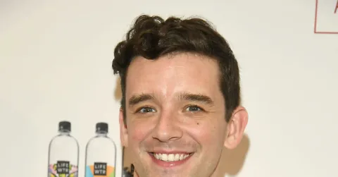 Michael Urie: 'Shrinking' Bukan Sekadar Komedi, tapi Cermin Emosi Pria Modern