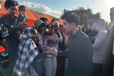 Gibran Minta Maaf ke Pengungsi Gempa NTT: Negara Hadir, tapi Kekurangan di Lapangan Diakui