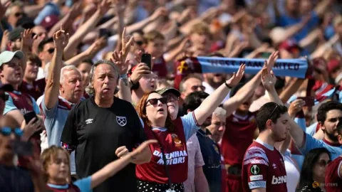 West Ham Larang Suporter Bernyanyi Bernada Anti-Palestina: Imbauan di Tengah Ketegangan Global