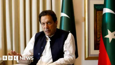Imran Khan Dibawa ke Rumah Sakit: Tekanan Politik di Balik Perawatan Kesehatan Mantan PM Pakistan