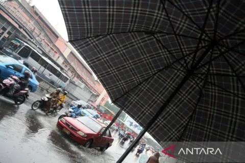 BMKG: Jakarta Selatan dan Timur Diguyur Hujan Ringan Sore Ini, Suhu Capai 32 Derajat