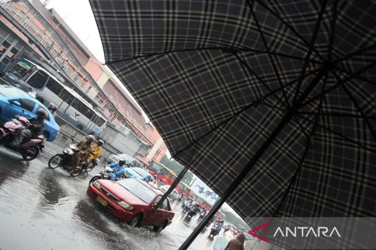 BMKG: Jakarta Selatan dan Timur Diguyur Hujan Ringan Sore Ini, Suhu Capai 32 Derajat