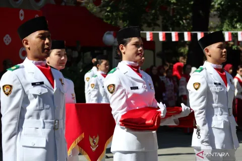 Paskibra KBRI Beijing: 10 Mahasiswa Indonesia Kibarkan Merah Putih di Negeri Tirai Bambu dengan Formasi Khusus