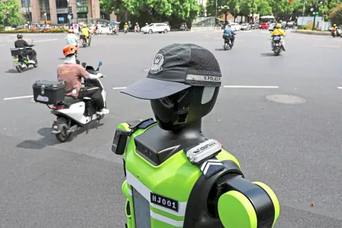 Robot Polisi T2 di China: Mengawasi Lalu Lintas Tanpa Lelah, Bisakah Diterapkan di Indonesia?
