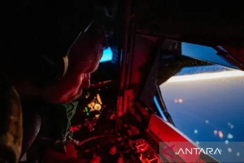 Pesawat AWACS AS Deklarasikan Darurat di Dekat Selat Hormuz: Sinyal Ketegangan yang Kian Memanas?