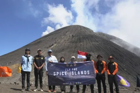 HUT ke-81 RI: Mapala UI Kibarkan Merah Putih di Puncak Gamalama hingga Ekspedisi Solo 1.634 Km