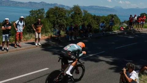 Josh Tarling Tetap Berlaga di Vuelta a Espana Seminggu Setelah Sang Adik Wafat