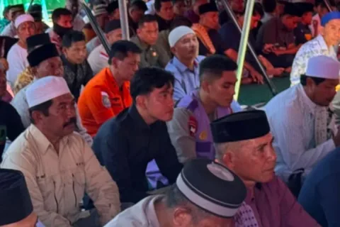 Gibran di Tengah Puing Gempa Manggarai: Shalat Jumat Bersama Warga dan Janji Pemulihan