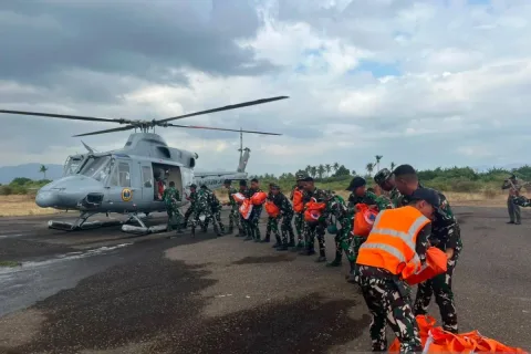 TNI AL Terbangkan 400 Kg Bantuan Pangan ke Korban Gempa NTT: Rute Udara Jadi Andalan Logistik
