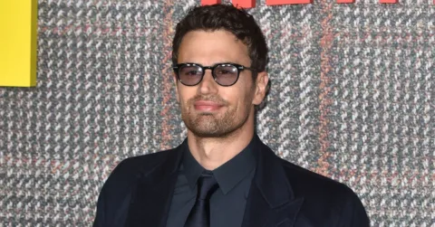 Theo James Menepis Spekulasi Agen 007: 'Saya Terlalu Tua'