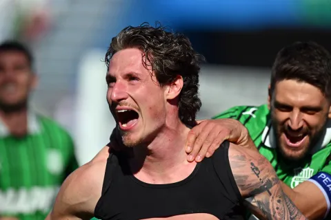 Lazio Siapkan Tawaran Baru untuk Pinamonti: Negosiasi dengan Sassuolo Memanas