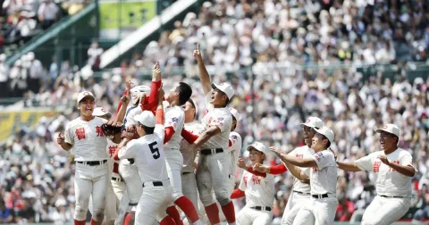 Chiben Wakayama Rebut Gelar Keempat Koshien: Kemenangan Dramatis di Tengah Terobosan Wasit Wanita