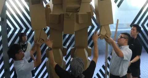 Siswa Jepang Bangun Gundam Karton Setinggi 3,5 Meter untuk Festival Sekolah: Bukti Popularitas Anime yang Tak Luntur