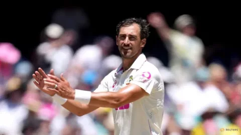 Gempuran Starc Runtuhkan Bangladesh: Australia Unggul Telak di Sesi Pertama