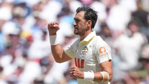 Hancur Lebur di Mackay: Bangladesh Dibabat Starc, Australia Pangkas Ketertinggalan Seri