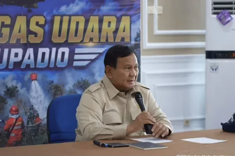 Prabowo Turun Langsung ke Kalbar, Pimpin Rapat Karhutla: Sinyal Darurat?
