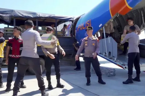 Polri Kirim Bantuan Logistik ke Flores: 1,6 Ton Minyak Goreng hingga Susu Bayi Diterbangkan