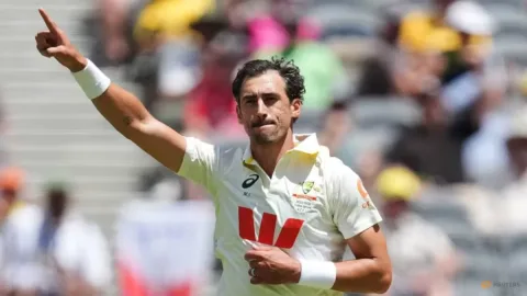 Duel Pelempar Kidal: Starc dan Shoriful Cetak Enam Wicket, Australia Unggul 101 Run di Tes Kedua