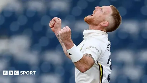 Durham Hancurkan Derbyshire: Stokes dan McKinney Jadi Bintang, Langkah Promosi Kian Dekat
