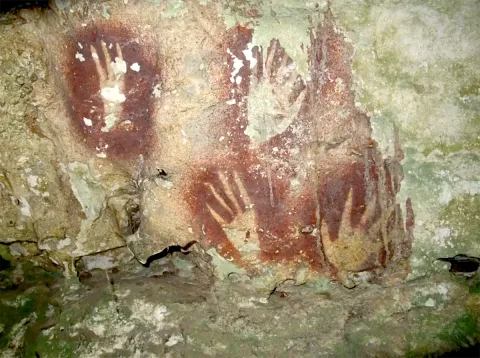 Lukisan Gua Sulawesi Berusia 67.800 Tahun: Jejak Seni Tertua Homo Sapiens yang Mengubah Peta Sejarah
