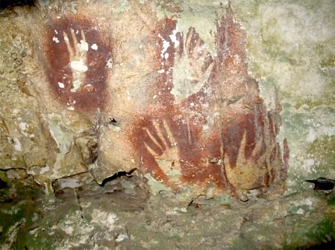 Lukisan Gua Sulawesi Berusia 67.800 Tahun: Jejak Seni Tertua Homo Sapiens yang Mengubah Peta Sejarah