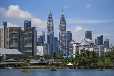 Ekspansi Perusahaan Hong Kong ke Malaysia: Peluang Besar, Tantangan Adaptasi Budaya