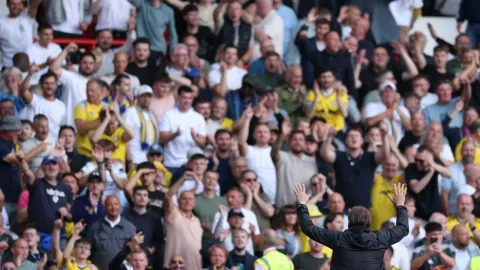 Leeds United Dapat Lampu Hijau Rekrut Michael Zetterer, tetapi Agen Kiper Frankfurt Buka Suara