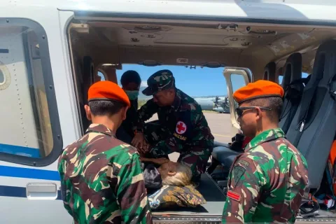Evakuasi Udara Korban Gempa NTT: TNI AU dan BNPB Selamatkan Lansia di Sikka