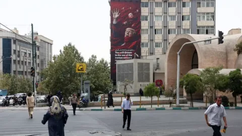 Teheran Menilai Ancaman Sanksi AS sebagai Tanda Keputusasaan, Blokade Selat Hormuz Berlanjut