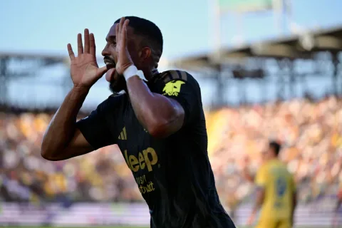 Juventus Menang Dramatis di Frosinone: Bremer Pahlawan, Kiper Cedera di Menit Akhir