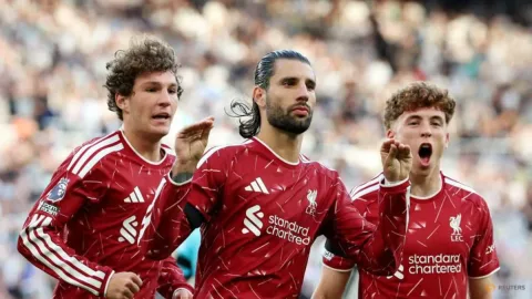 Liverpool Selamat di Menit Akhir, Debut Iraola dan Jaissle Berakhir Imbang