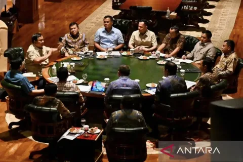 Malam Minggu di Hambalang: Prabowo Pimpin Ratas Karhutla dan Bencana NTT, Instruksikan 17 Pesawat Water-Bombing