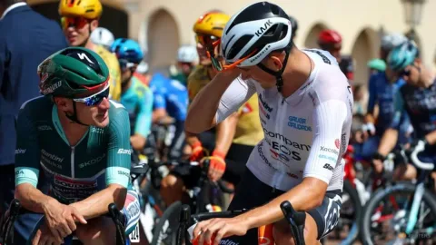 Insiden Kecil di Vuelta: Hayter Merobek Celana Sendiri demi Pertahankan Jersey Hijau