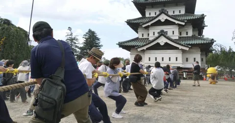 Ritual Gotong Royong Modern: 1.000 Warga Jepang Menarik Menara Kastil 400 Ton Demi Kembali ke Posisi Asli