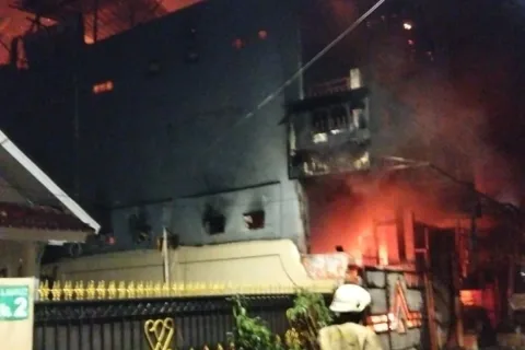 Kebakaran Rumah di Tebet Tewaskan Empat Orang, Damkar Dikerahkan