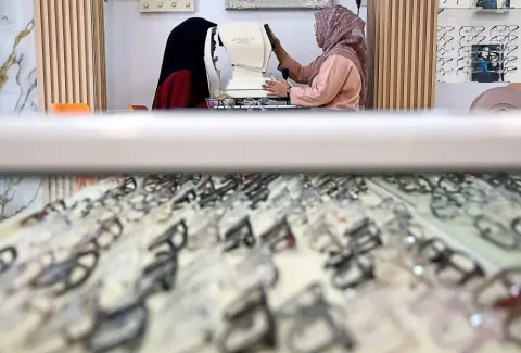 Kementerian Kesehatan Malaysia Usulkan Regulasi Ketat untuk Pusat Layanan Mata: Melindungi Pasien atau Membebani Bisnis?