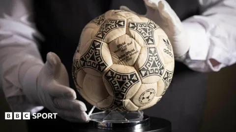 Bola 'Tangan Tuhan' Maradona Laku Rp42 Miliar, Di Bawah Perkiraan