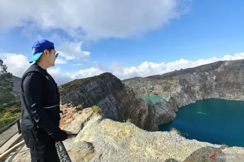 Retakan 100 Meter Menganga di Bibir Kawah Kelimutu: Ancaman Longsor Menghantui Wisatawan