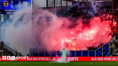 Luka Bakar dan Cedera Mata Mewarnai Laga Eredivisie: Suporter Feyenoord Lempar Petasan